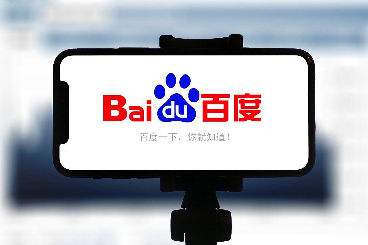 美战争部长下飞机后被水枪滋脸